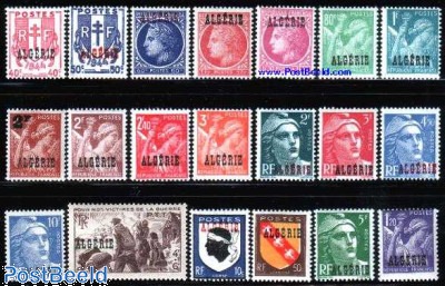 Un album contenant une collection de timbres de Russie et un carnet de Un album contenant une collection de timbres de Russie et un carnet de