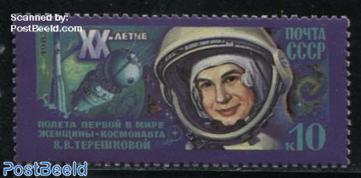 Woman in space 1v